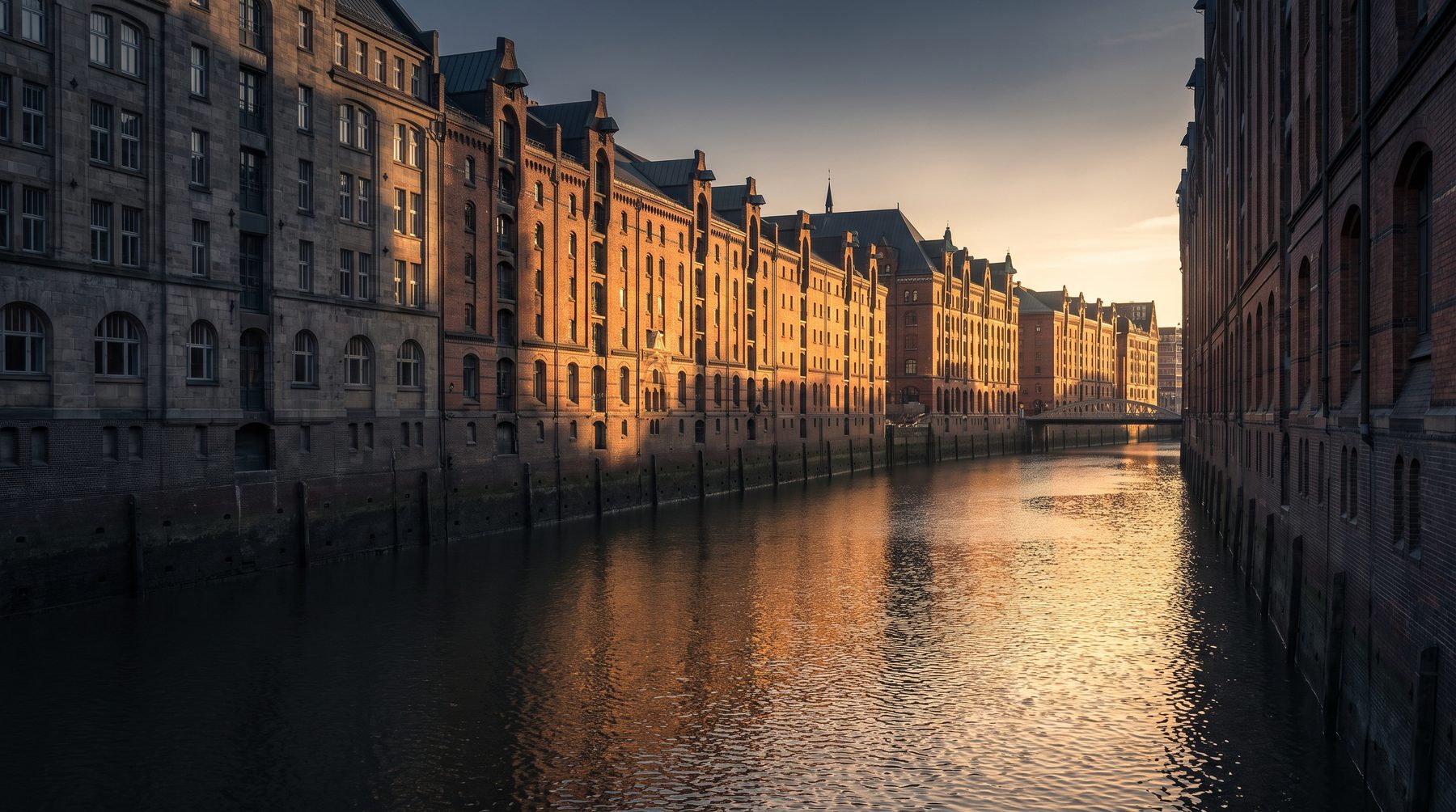 Historische Speicherstadt-Architektur in Hamburg bei Sonnenuntergang