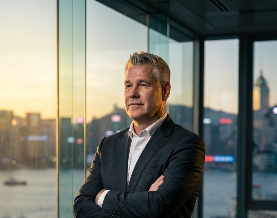 Interim Manager blickt über die Skyline einer Hafenstadt