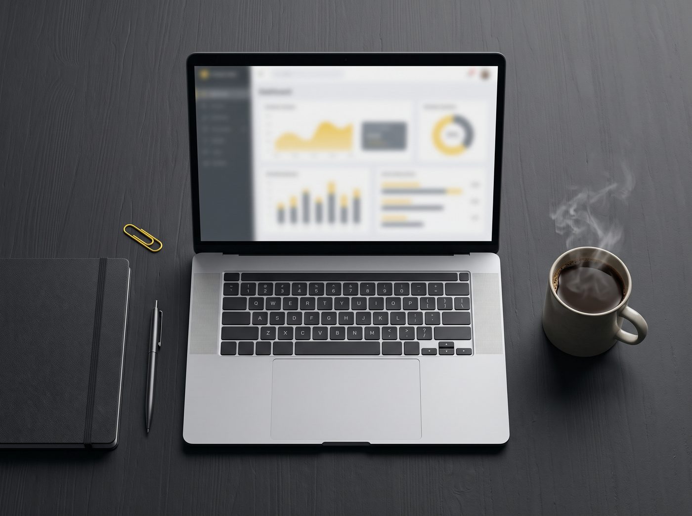 Aufgeräumter Schreibtisch mit Laptop, Notizbuch und Kaffee